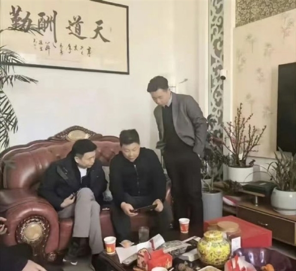 余承东在安徽老家画面曝光：还是那么接地气