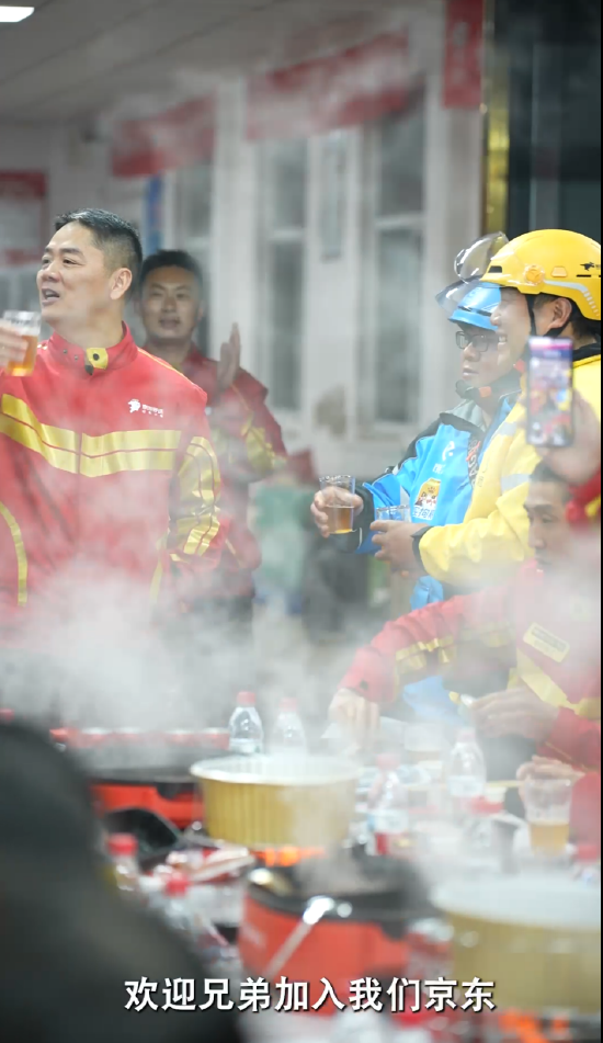 希望全职外卖员能超100万！刘强东请吃饭：有身着饿了么、美团工服小哥向其敬酒