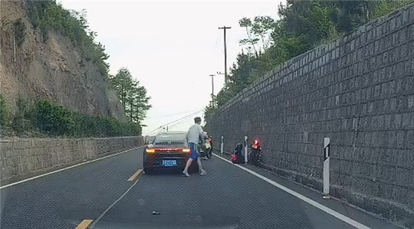 男子开保时捷超车撞倒摩托车骑手后更换车牌 官方通报:刑拘