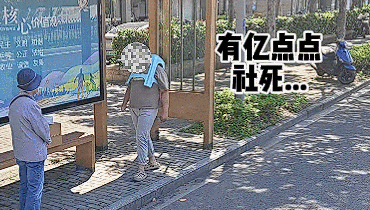 15岁男生挑战塑料凳套头 被卡后街头求救 画面社死