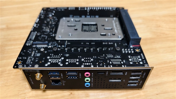 AMD平台首款B850迷你“背插主板”:PCIe x16插槽装在背面