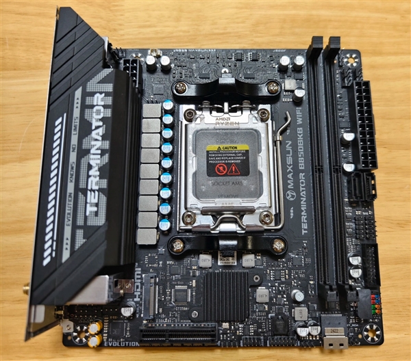 AMD平台首款B850迷你“背插主板”:PCIe x16插槽装在背面