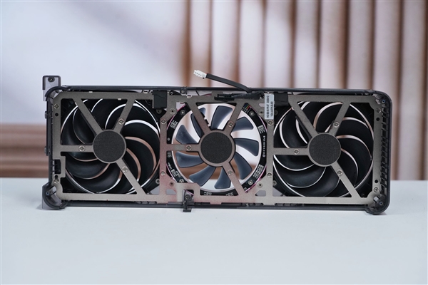 再续引力之环!七彩虹iGame RTX 5060 Adavanced OC显卡图赏