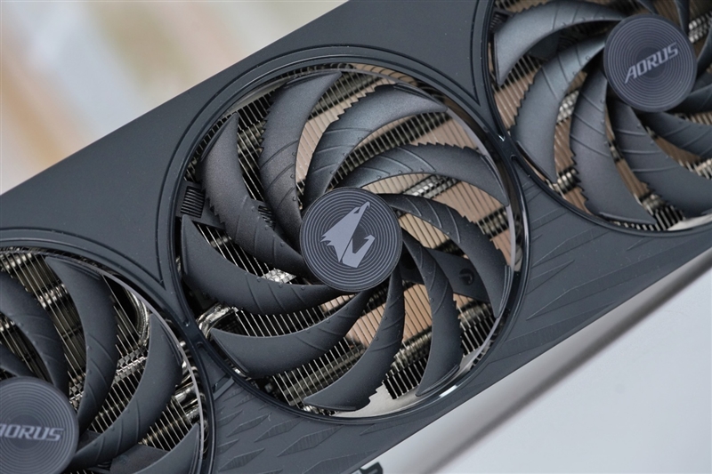 技嘉RTX 5060小雕首发评测：超越RTX 4060 Ti！2K也有一战之力