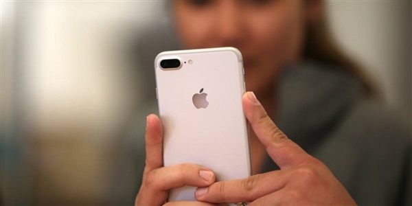 苹果首款双摄手机落幕!iPhone 7 Plus、iPhone 8被列入过时产品