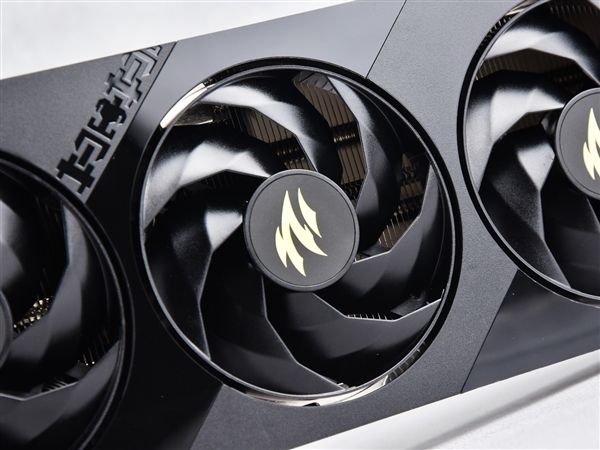 影驰RTX 5060魔刃上手:磁吸RGB光效的50系甜点卡