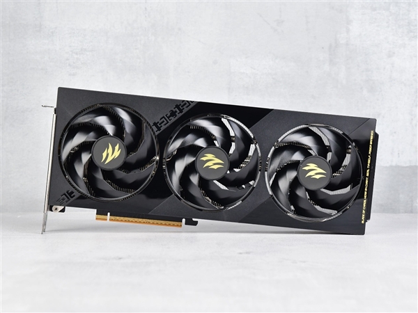影驰RTX 5060魔刃上手:磁吸RGB光效的50系甜点卡