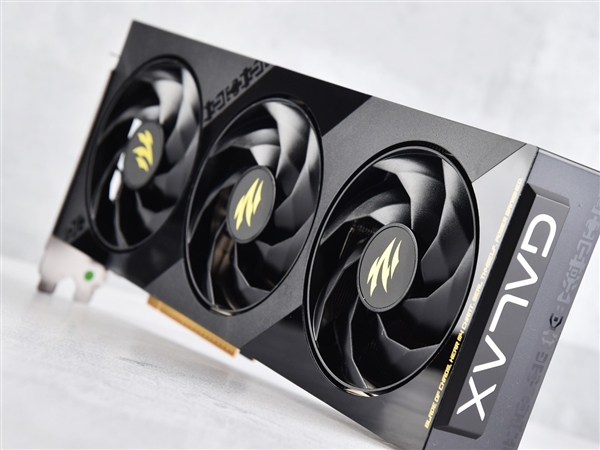 影驰RTX 5060魔刃上手:磁吸RGB光效的50系甜点卡