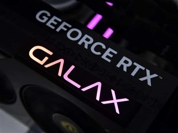 影驰RTX 5060魔刃上手:磁吸RGB光效的50系甜点卡
