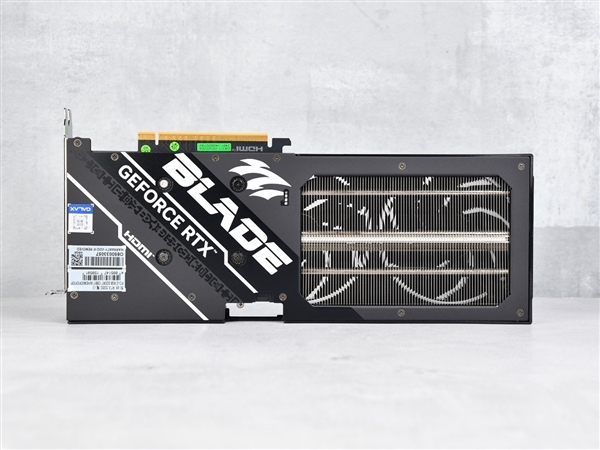 影驰RTX 5060魔刃上手:磁吸RGB光效的50系甜点卡