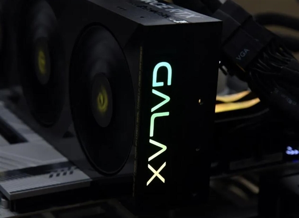 影驰RTX 5060魔刃上手:磁吸RGB光效的50系甜点卡