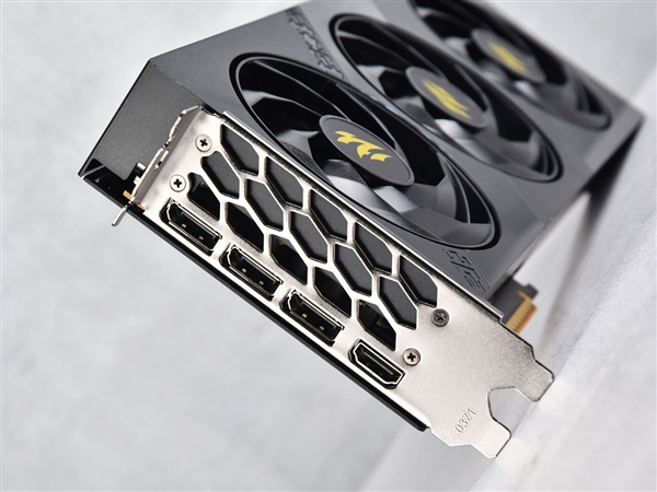 影驰RTX 5060魔刃上手:磁吸RGB光效的50系甜点卡