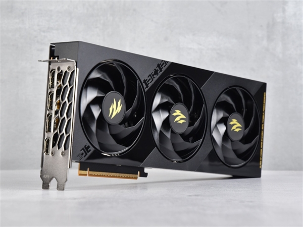 影驰RTX 5060魔刃上手:磁吸RGB光效的50系甜点卡