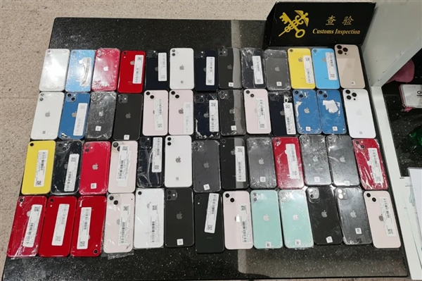 一男子身穿手机“铠甲”入境被查:全身裹满52部旧iPhone