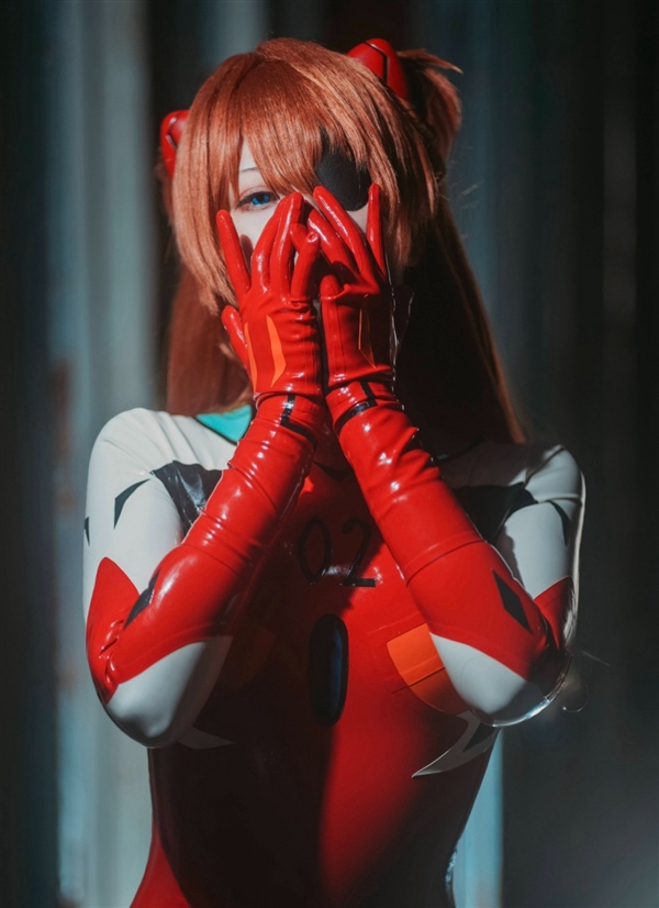 日本美女Cos《EVA》明日香胶衣 大方展示性感好身材