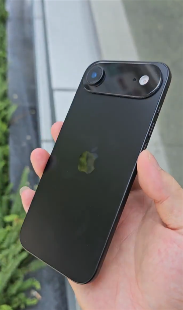 5.5mm史上最薄苹果手机！iPhone 17 Air最新机模上手