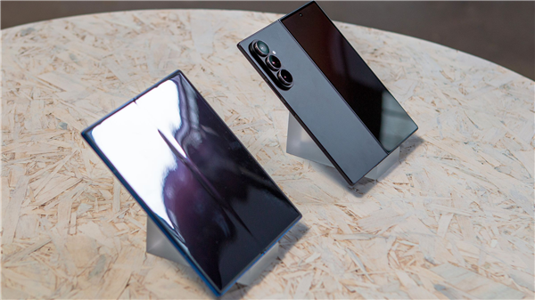 三星Galaxy Z Fold7图赏:全球最轻大折叠 比iPhone 16 Pro Max还要轻