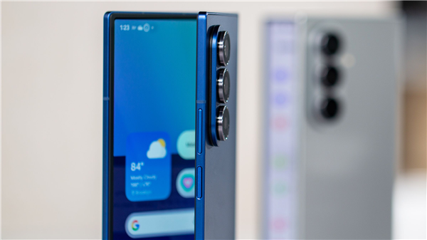 三星Galaxy Z Fold7图赏:全球最轻大折叠 比iPhone 16 Pro Max还要轻