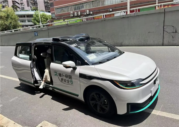 网友体验萝卜快跑自动驾驶租车:一天88元 不用驾照、不限里程