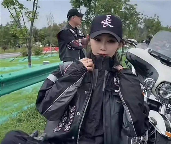 号称最美女骑!机车网红哈雷小姨车祸去世 头盔没戴好撞上隔离带:网友唏嘘