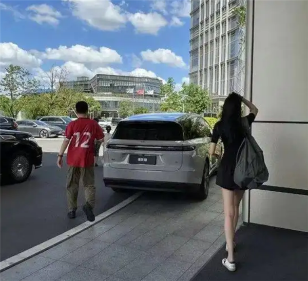 李想带妻子现身常州看苏超 李想穿12号球衣 其妻身材高挑
