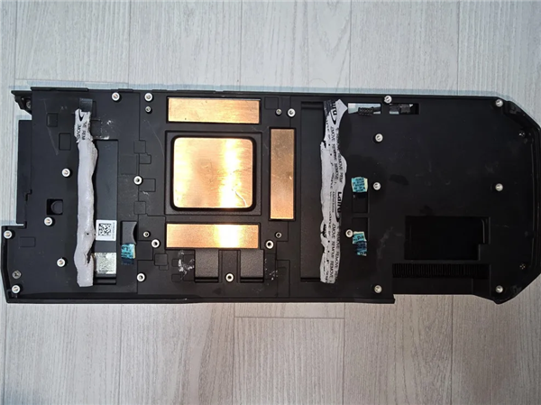 AMD神秘三8Pin供电散热器现身!比RX 7900 XTX还大:或为未发布RX 7950 XTX
