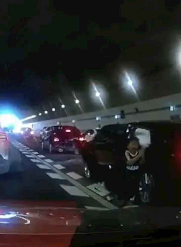 行车记录仪拍下10岁男孩跪地拦车救母感动全网 妈妈回应:儿子说害怕我没了