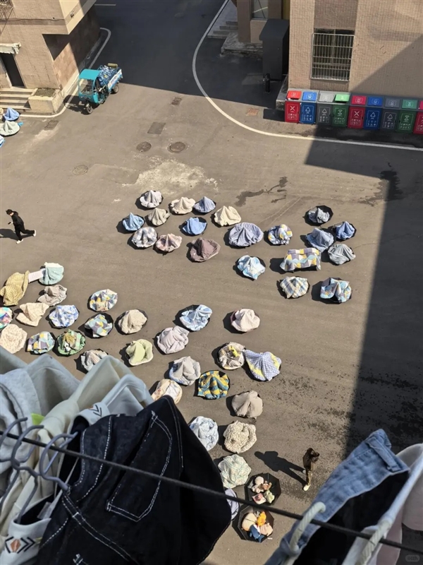 小孩集体晒被子被拍下 网友：论中国小孩对晒被子的执念