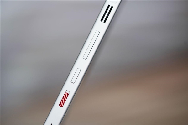 内置24000转/分钟风扇!红魔11 Pro图赏