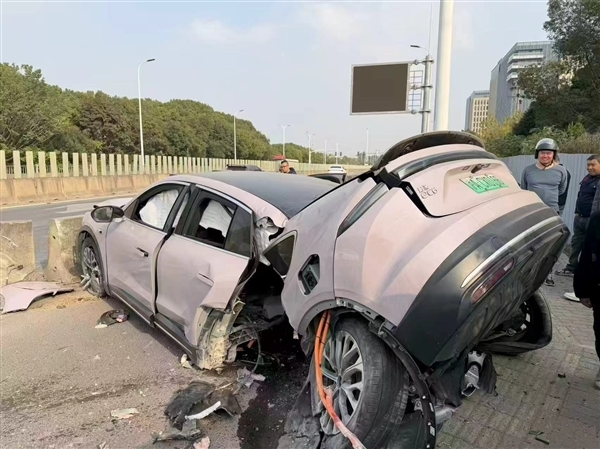 蔚来EC6撞击护栏断成两截 官方回应:电池未发生安全风险