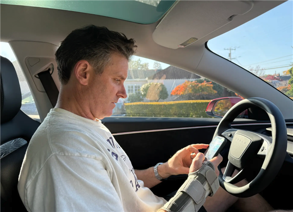 特斯拉FSD更新：允许车主在自动驾驶模式下发短信