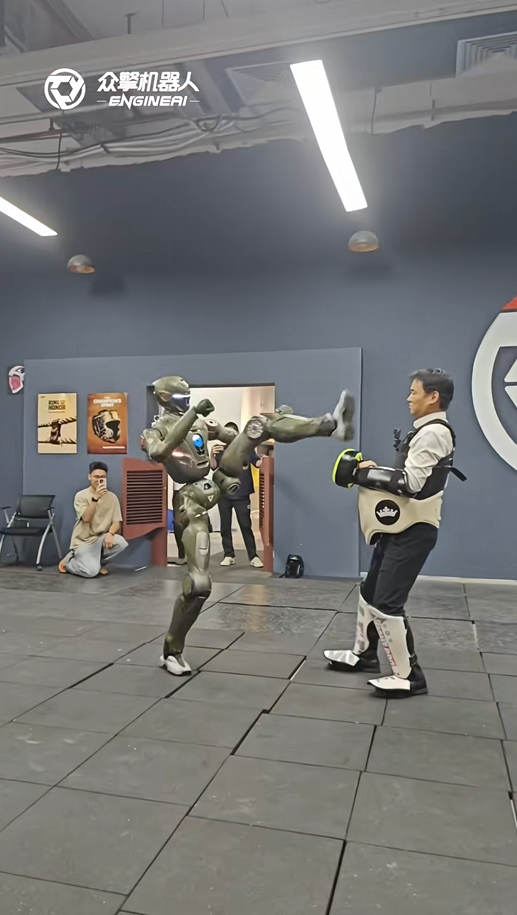 不加薪哇！众擎T800人形机器人一脚把自家CEO踹翻在地