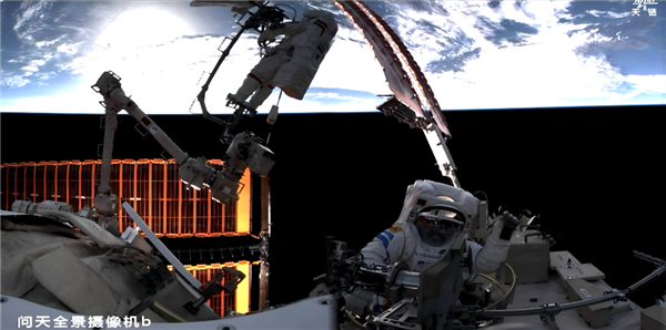 神二十一航天员乘组完成首次出舱!这次不一般 又拍照又安装