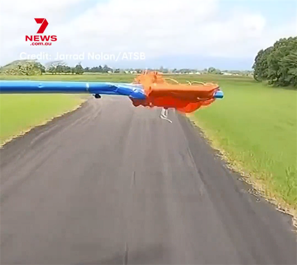 惊险！备用降落伞意外开伞 澳大利亚跳伞员被拽出机外卡在机翼上