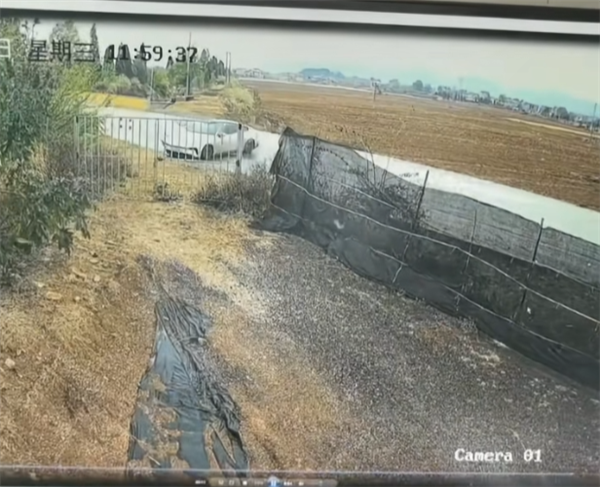 电动车侧滑进沟 不到1分钟起火!路人砸窗连救出3人