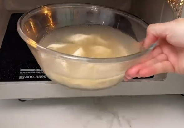 揭秘微波炉的无火魔法:水分子的狂舞与摩擦生热