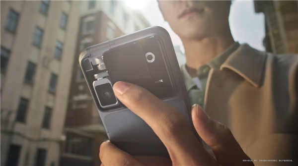 颠覆形态!全球首款机器人手机登场 影石CEO刘靖康点赞荣耀Robot Phone:杰作