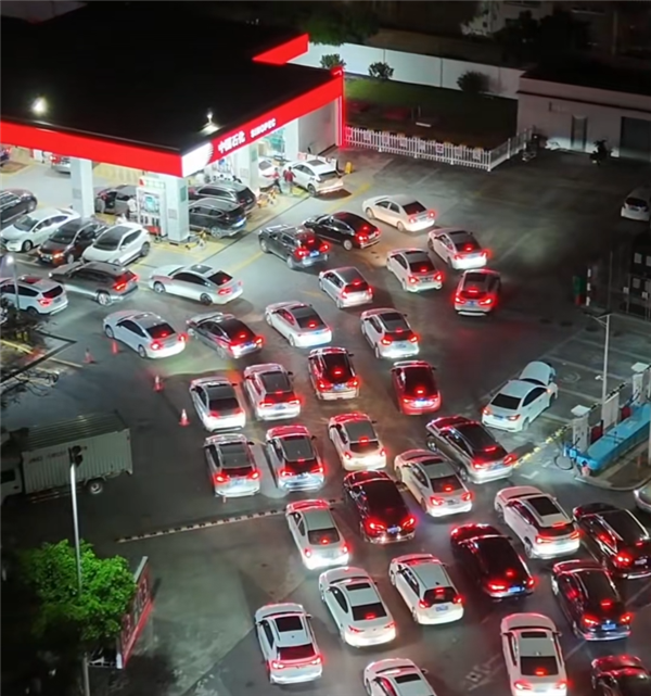 明日国内油价迎开年最大涨幅！网友实拍多地加油站排长队