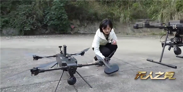 中国无人飞枪曝光 跟机器狼首次协同演练:空中锁敌+地面清剿 帅爆了