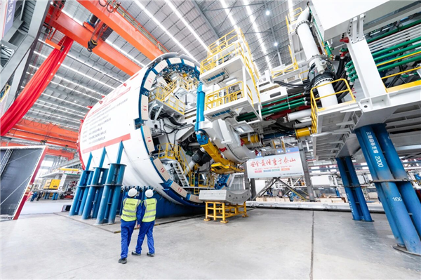 挖通长江！重约3800吨的国内超大直径盾构机“奋楫号”下线