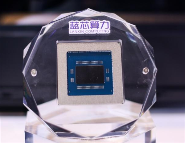 联想推出全球首款开源架构AI服务器：搭载蓝芯智通融合CPU