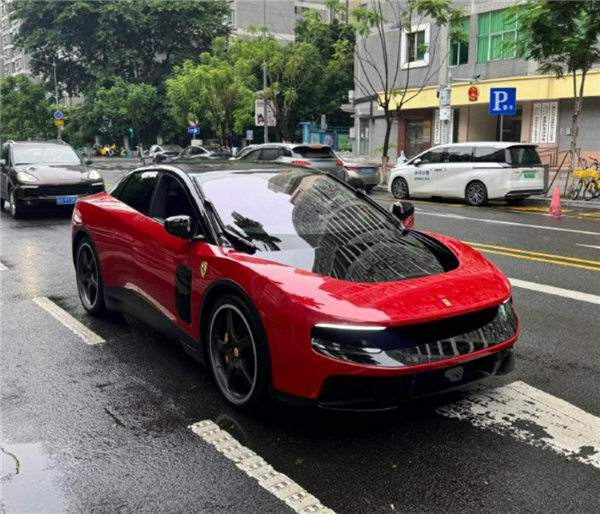 一车难求！法拉利首款纯电车型Luce卖爆：下单两年后才能提车
