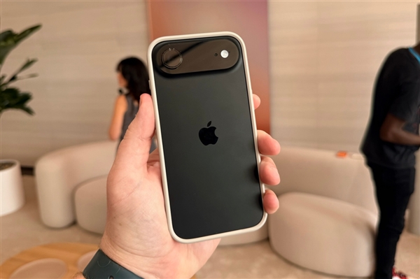iPhone Air到手仅一天就翻车:镜头内出现水雾