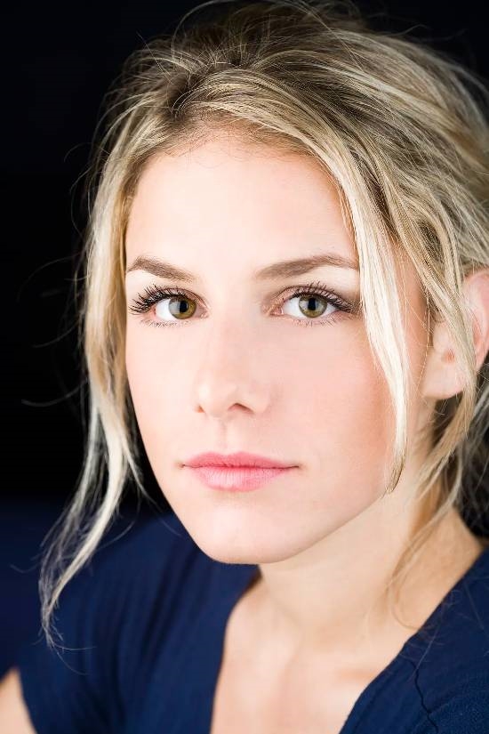 新《古墓丽影》劳拉演员公布：颜值超高的美女Alix Wilton Regan