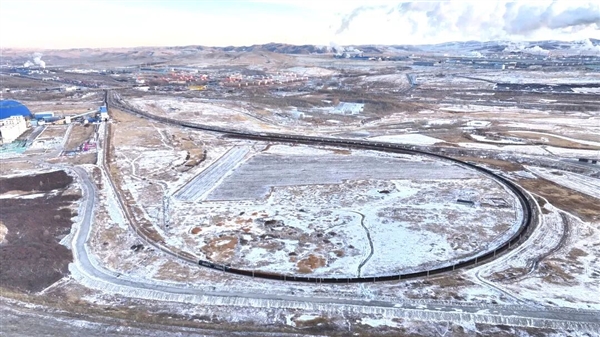 见识见识超长的火车“灯泡线”：时速只有1公里