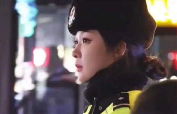 北京“最美交警”网上火了 被称撞脸杨紫：本人回应