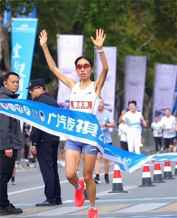 “最快女护士”张水华宣布辞职引热议 被批精致利益者:既要铁饭碗又要马拉松奖金
