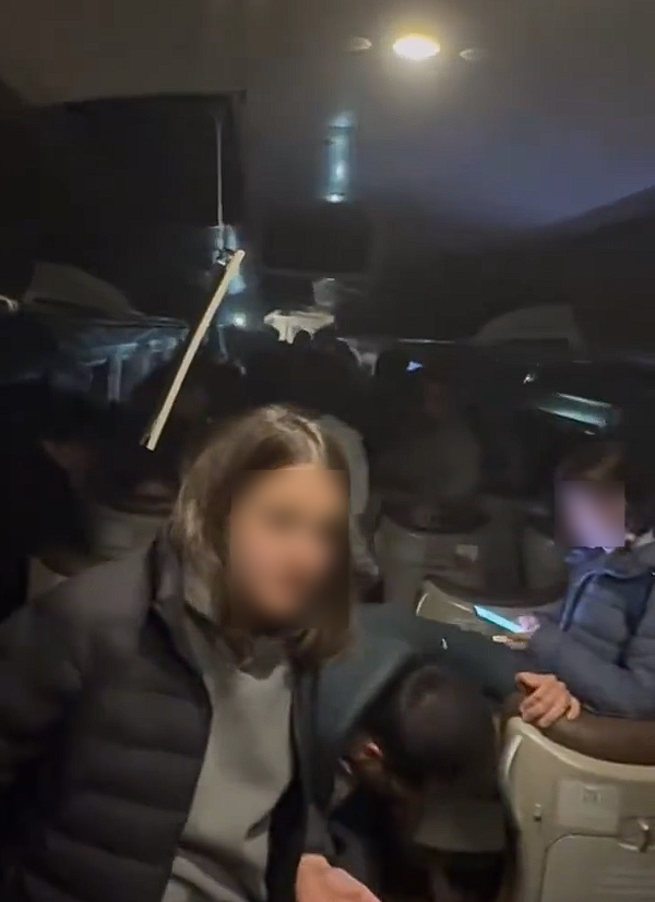 西班牙两列高铁突发出轨：已致21死超百人受伤