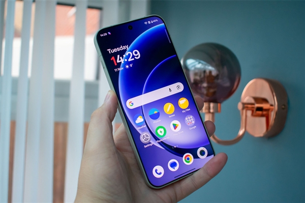 不到200g的小屏旗舰塞进7500mAh电池！一加15T手感稳了