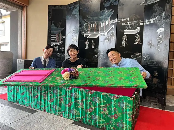 日本年轻人流行活人躺棺 花钱入棺冥想半小时 重新审视生命